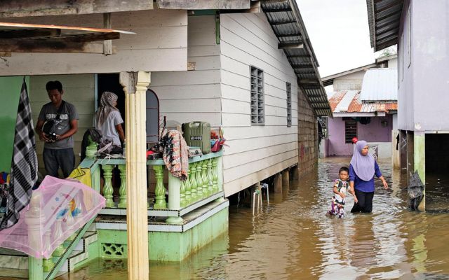 Floods Impact Millions and Kill Over 30 People in Thailand & Malaysia