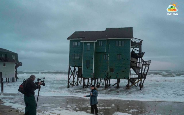 A house is about to collapse in New Jersey due to a Nor’easter in Oct.2025 (Photo: Allison Joyce/AP)