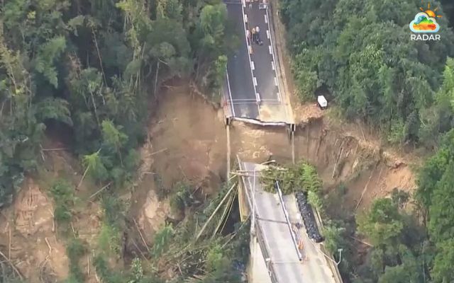 Parts of Chiba Sotobo Toll Road collapsed due to mudslides