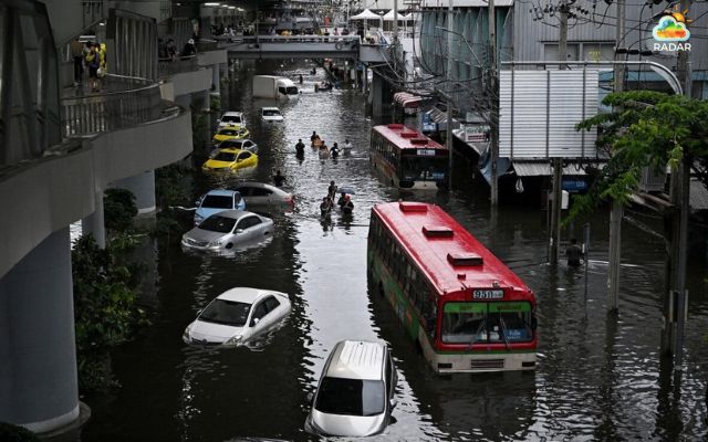 Torrential rain caused cars to be submerged in floodwaters