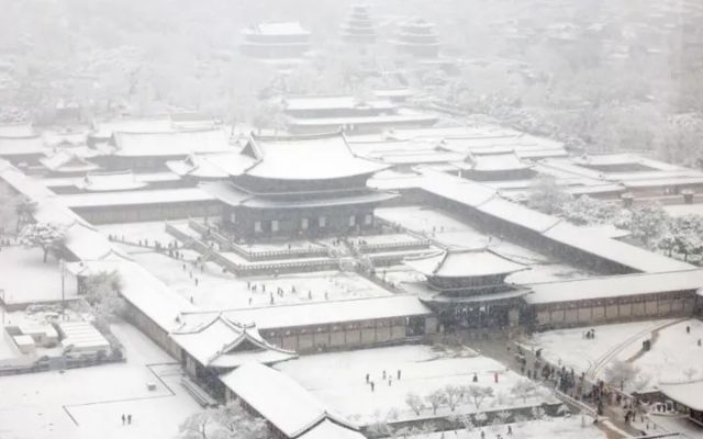 The Gyeongbokgung Palace in downtown Seoul was coated with snow